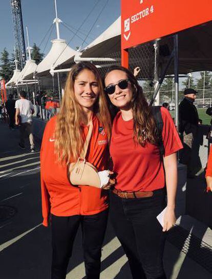 Claudia Cascudo (derecha), junto a su jugadora favorita, Laia Aleixandri, en las instalaciones del Atlético en Majadahonda.