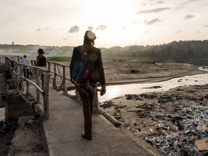 Los activistas de Plastic Punch Henry Amankwah, Fatoumata Jammeh y Richmond 'Legacy' Kennedy Quarcoo caminan hacia una playa contaminada en Accra, Ghana, en abril de 2019.