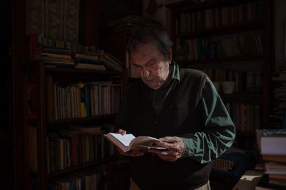 El poeta Rafael Cadenas, en su apartamento de Caracas, Venezuela, el 24 de noviembre de 2022. 
