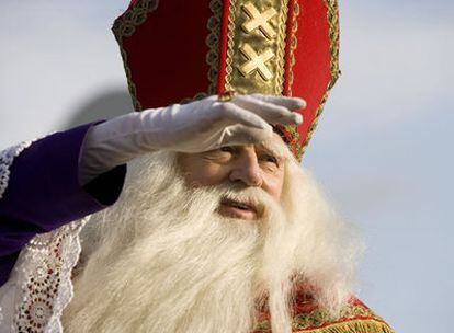 Sinterklaas (San Nicolás) llega desde España y hace regalos la noche del 5 de diciembre