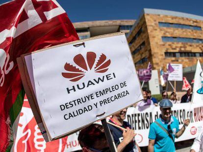 Protesta de delegados sindicales de STC, CC OO, UGT y SIO, ayer, frente a la sede de Huawei en España.
