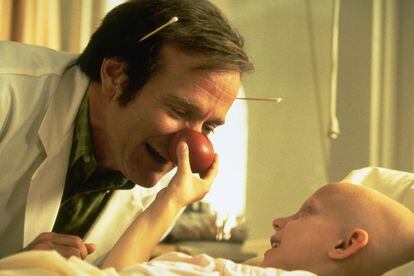 'Patch Adams' (1998, Thomas Shadyac)

	Basada en una historia real, Robin Williams interpreta al Dr. Hunter "Patch" Adams, un estudiante de medicina que utiliza el humor como tratamiento. Sus terapias, consistentes en hacer reír a los pacientes y darles afecto, revolucionaron la comunidad médica.