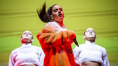 Rosalía, durant una actuació al NOS Primavera Sound Festival, a Oporto (Portugal).
