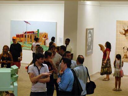Grupos de aficionados al arte en la exposición <i>Chelsea visita La Habana,</i> abierta en la capital cubana.