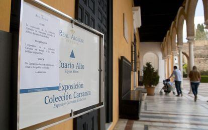Una pareja de turistas pasea por el Real Alcázar de Sevilla.