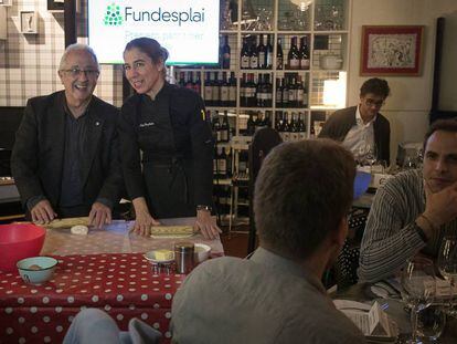 El president de Fundesplai, Josep Gassó, amb la cuinera Ada Parellada en un sopar solidari.