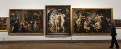 Vista de la exposición con, de izquierda a derecha,<i> El jardín del Amor</i>, <i>Las tres Gracias</i> y <i>Diana y Calisto</i>, pintados entre 1630 y 1635.