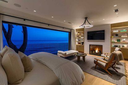 El enorme dormitorio principal tiene una chimenea y una terraza con una vista privilegiada del océano Pacífico.