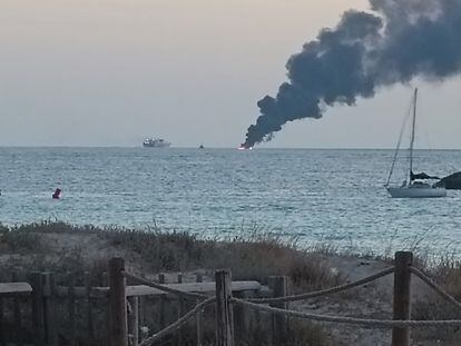 El yate 'Irmao' ardiendo en la costa de Formentera visto desde el chiringuito Es Ministre.