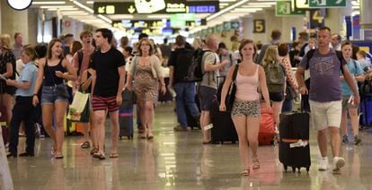 Turistas recién llegados al aeropuerto de Palma.