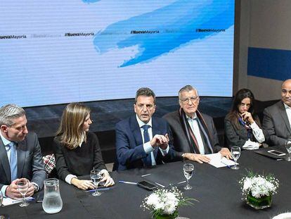 Sergio Massa, al centro, reunido el martes pasado con dirigentes del peronismo en la sede de su partido, el Frente Renovador.