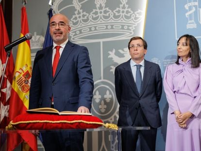 El nuevo delegado del Gobierno en la Comunidad de Madrid, Francisco Martín, con Almeida y González a sus espaldas.