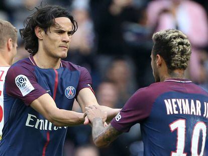 Cavani felicita Neymar tras su gol al Burdeos.