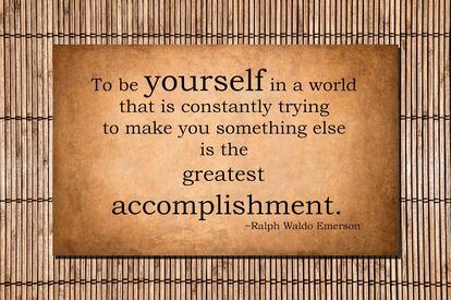 Una cita de Ralph Waldo Emerson escrita en bambú que dice: "Ser tú mismo en un mundo que está constantemente tratando de convertirte en otra cosa es el mayor logro"