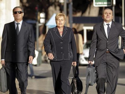 Milagrosa Martínez, actual alcaldessa de Novelda (Alacant), expulsada ahir del PPCV, a la seva arribada al tribunal.
