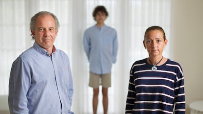 Félix Barragán y Ana Gonzalo, con su hijo Javier, de 16 años, en su casa de la sierra madrileña.