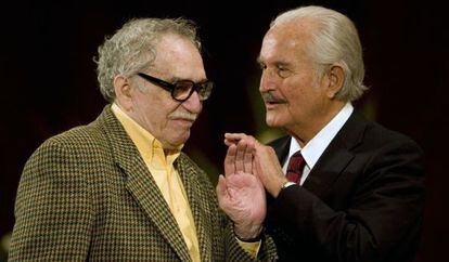 Fuentes, con Garc&iacute;a M&aacute;rquez en la UNAM en 2008