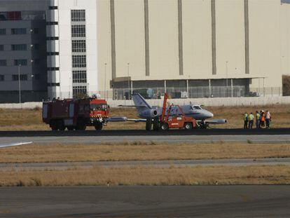 Bomberos y personal de seguridad de San Pablo, ayer junto al avión tras el aterrizaje de emergencia.