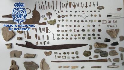 Conjunto de las piezas íberas expoliadas recuperadas por la Policía Nacional este miércoles, entre las que se encuentra la falcata no doblada (la más grande en el centro).