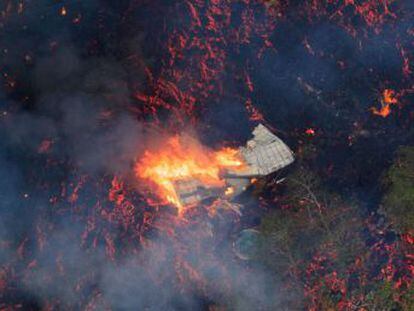 La erupción continúa mientras se siguen abriendo grietas y aumentan los terremotos