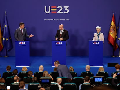 Desde la izquierda, el presidente del Gobierno, Pedro Sánchez; el presidente del Consejo Europeo, Charles Michel, y la presidenta de la Comisión Europea, Ursula von der Leyen, en una rueda de prensa el 6 de octubre.