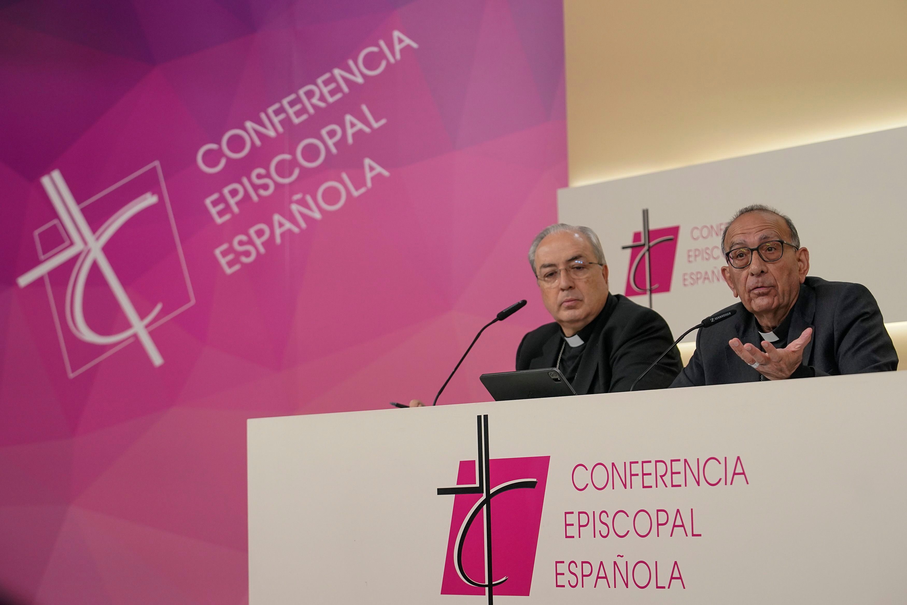César García Magán y  Juan José Omella, en la rueda de prensa ofrecida este martes en Madrid. 