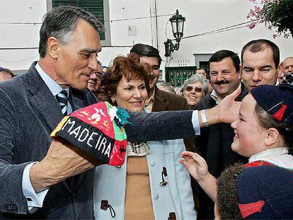 Aníbal Cavaco Silva (izquierda) recibe un sombrero típico de Madeira durante la visita que realizó ayer a la isla.