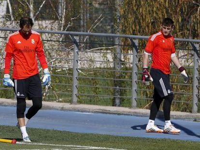 Los porteros Diego López e Iker Casillas durante un entrenamiento la semana pasada en la ciudad deportiva del Real Madrid.