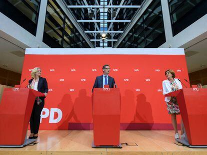 La troika que dirige la transición del SPD, de izquierda a derecha, Manuela Schwesig, Thorsten Schaefer-Gümbel y Malu Dreyer en conferencia de prensa en Berlín.