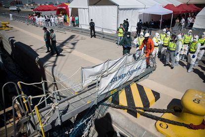 Personal de emergencias y policías esperan a los migrantes del 'Aquarius' en el puerto de Valencia.