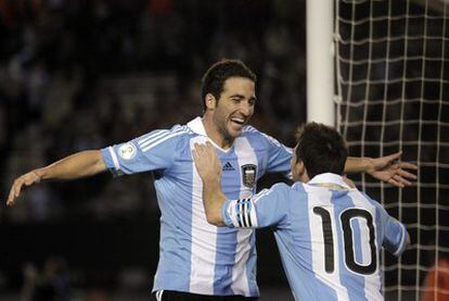 Higuaín y Messi celebran un gol.