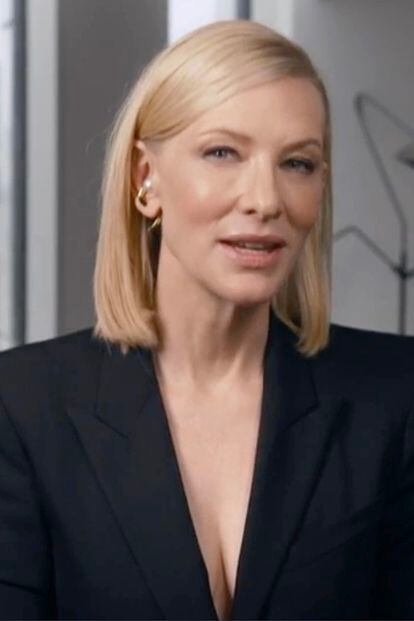 Cate Blanchett, que fue la encargada de entregar los premios de forma virtual, demostró que no necesita más que un maquillaje natural, una melena lisa y una americana negra para estar perfecta.