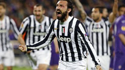 Pirlo celebra su gol al Fiorentina