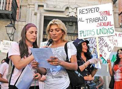 Una prostituta lee frente al Ayuntamiento un manifiesto contra los cortes nocturnos de tráfico en la Casa de Campo.