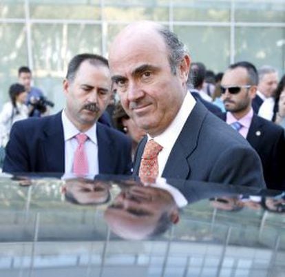 El ministro de Economía, Luis de Guindos, al término de la visita que ha realizado al Centro Nacional de Investigaciones Cardiovasculares