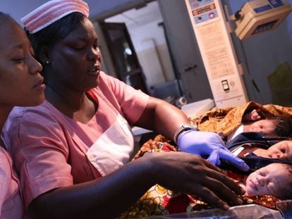 Dos enfermeras cuidan de los recién nacidos en un hospital de Freetown, Sierra Leona.