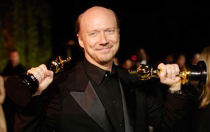 Paul Haggis, con los Oscar que consiguió por 'Crash'.