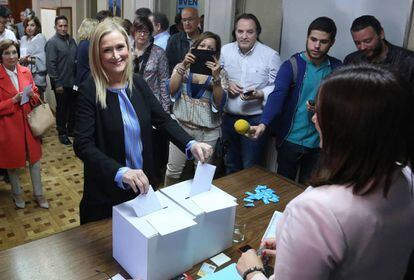 Cristina Cifuentes vota durante las elecciones a la presidencia del PP de Madrid en la Junta del Partido Popular de Moncloa.