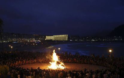 Cientos de donostiarras junto a una hoguera, hoy en la playa de La Zurriola de San Sebastián, en la tradicional celebración de San Juan.