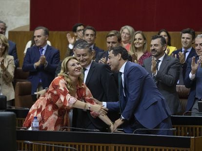 El presidente de la Junta de Andalucía, Juan Manuel Moreno, saluda a la consejera de Economía y Hacienda, Catalina España, tras la aprobación en el Parlamento regional de la sexta rebaja fiscal en la comunidada.
