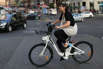 Madrid dispone de carriles bici, en calzada; aceras bici, que discurren por el área peatonal; ciclocalles, con prioridad para las dos ruedas y ciclocarriles, señalizados con una gran bicicleta blanca.