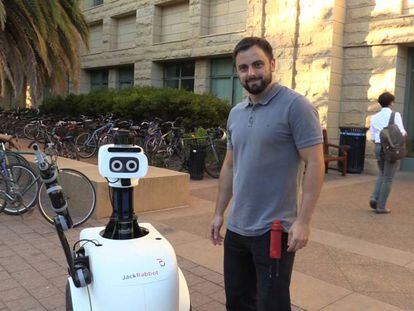 Roberto Martín-Martín y JackRabbot, en Stanford.