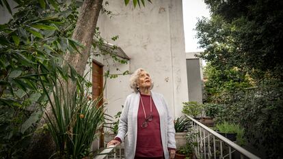 La periodista y escritora Elena Poniatowska en su hogar, al sur de la Ciudad de México.