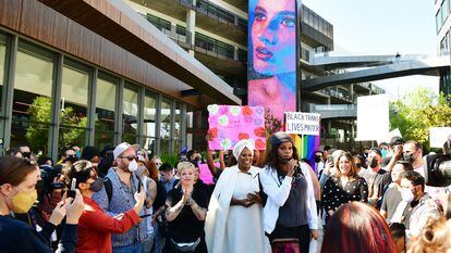 Activistas y empleados de Netflix se manifestaron este miércoles a las afueras de la oficina de la compañía en Los Ángeles.