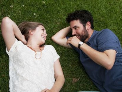 Elizabeth Olsen y Josh Radnor, en &#039;Amor y letras&#039;.