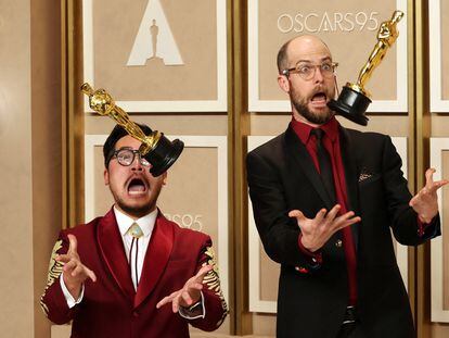 Daniel Kwan (izquierda) y Daniel Scheinert, directores de 'Todo a la vez en todas partes', con sus premios Oscar a la mejor dirección, el pasado 12 de marzo en Los Ángeles.