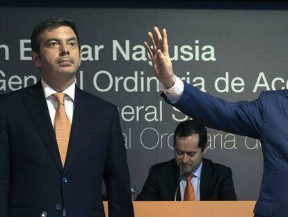 De izquierda a derecha, Francisco Arteche, consejero delegado de Euskaltel, y Alberto García Erauskin, presidente, en la junta de accionistas de 2017.