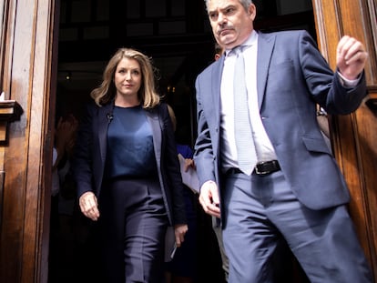 La secretaria de Estado de Comercio del Reino Unido, Penny Mordaunt, sale este miércoles del restaurante londinense donde ha presentado su candidatura a liderar el Partido Conservador.