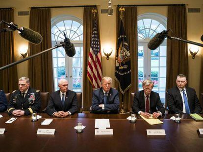 El presidente de Estados Unidos, Donald Trump (c), habla con los medios antes de una reunión con alta cúpula militar hoy, el pasado 9 de abril, en la Casa Blanca, en Washington (EE.UU.).