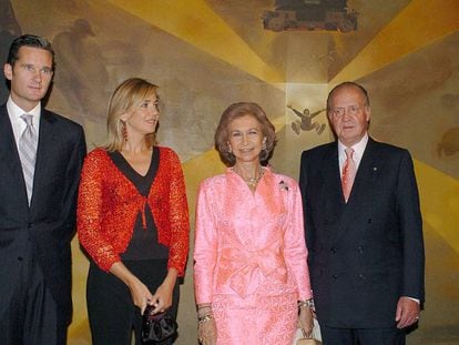 Don Juan Carlos y doña Sofia, con la infanta Cristina y su esposo, Iñaki Urdangarín, en 2004.